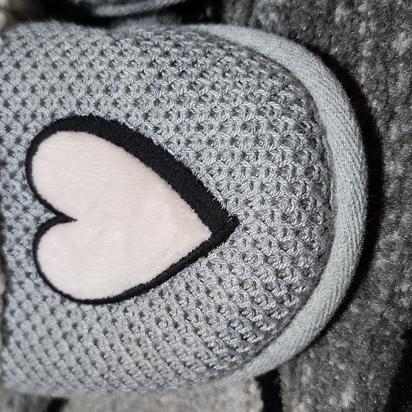 VICTORIA SECRET 2016 EMBROIDERED GRAY KNIT SHERPA LINED SLIPPERS MEDIUM - Picture 2 of 11